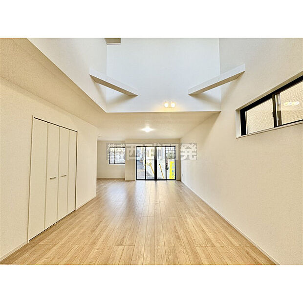 リビングの吹き抜けが特徴的です。開放感のある空間を演出してくれます。ダイニングテーブルでの食事が楽しみになりそうですね。