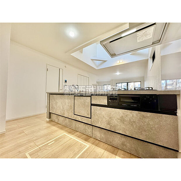 料理中もリビングの家族に目が届く対面カウンターキッチン。食器洗い乾燥機付きなので、食後はゆっくり家族だんらんを楽しめます