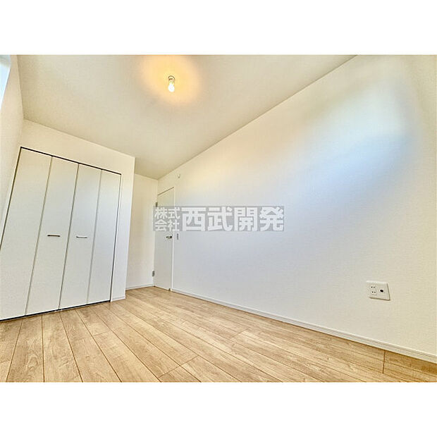 洋服などをすべて収納して室内空間は広々快適