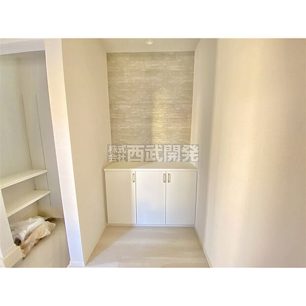 大きなシューズボックス。中の棚板は可動式なのでブーツや長靴なども楽々収納できます。