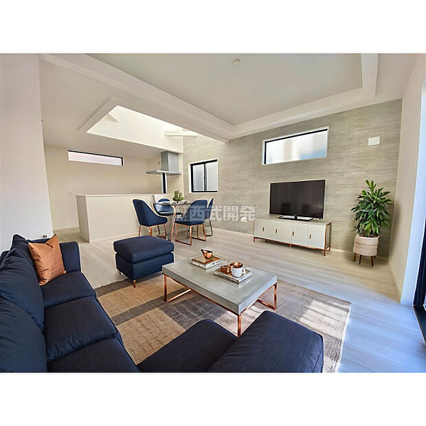 配置してある家具や小物はCGによるイメージです。柔らかな光が射し込む家族団らんのLDK