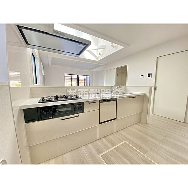 料理中もリビングの家族に目が届く対面カウンターキッチン。食器洗い乾燥機付きなので、食後はゆっくり家族だんらんを楽しめます