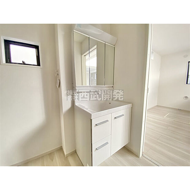 収納力と機能性に優れた三面鏡洗面化粧台です。鏡の裏は収納スペースになっていますので、すっきり清潔に保てます。