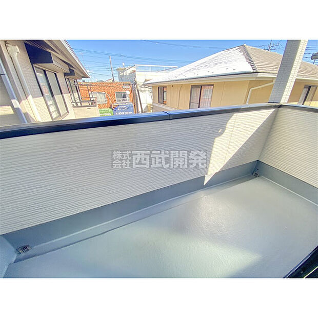 奥行きたっぷりのバルコニーは洗濯物もラクラク干せちゃいます。こんなところにもゆとり空間。