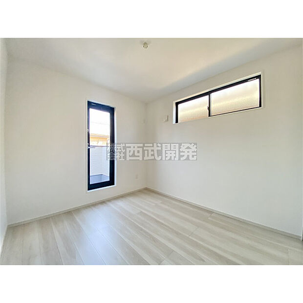 穏やかな日差しと心地よい風が吹き抜ける窓配置