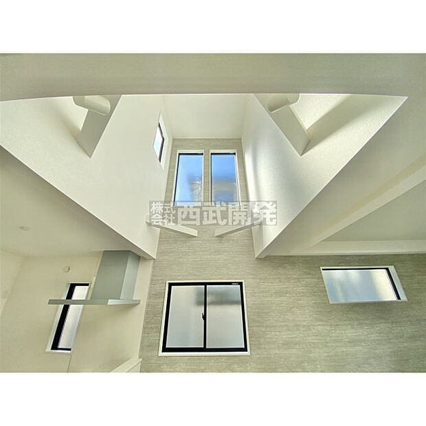 リビングの吹き抜けが特徴的です。開放感のある空間を演出してくれます。ダイニングテーブルでの食事が楽しみになりそうですね。