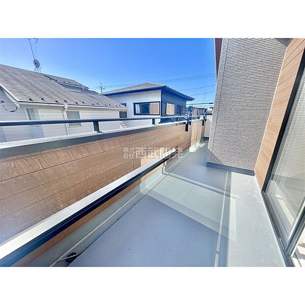 ワイドなバルコニーで洗濯物もお布団も、たくさん干せます。広いバルコニーは使い勝手が良好です。