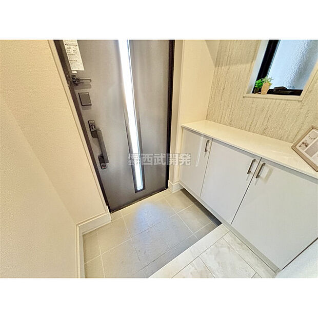 ゆとりある玄関スペースは第一印象グッド。