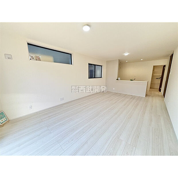 柔らかな光が射し込む家族団らんのLDK