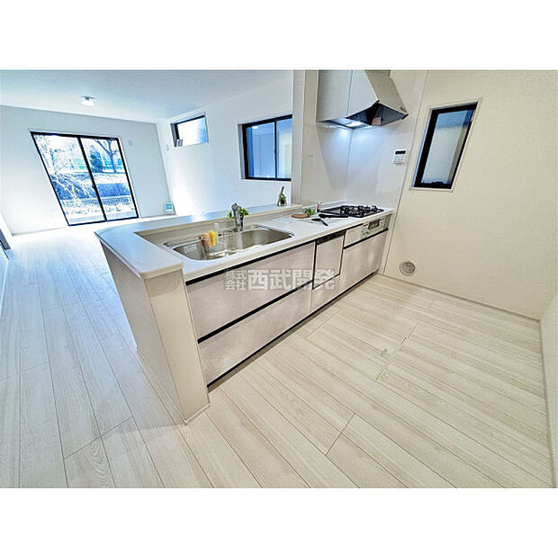 空間の広がりを演出するオープン式対面キッチンです。視界を遮らないのでゆとりの空間が生まれます。