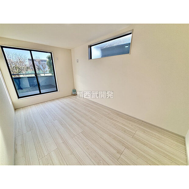 穏やかな日差しと心地よい風が吹き抜ける窓配置