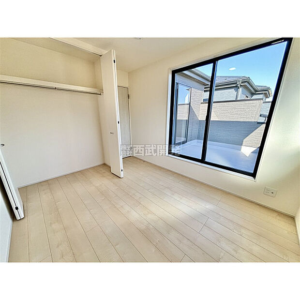 洋室は日当り・通風ともに良好です。明るい部屋はそれだけで気分が晴れやかになりますね。