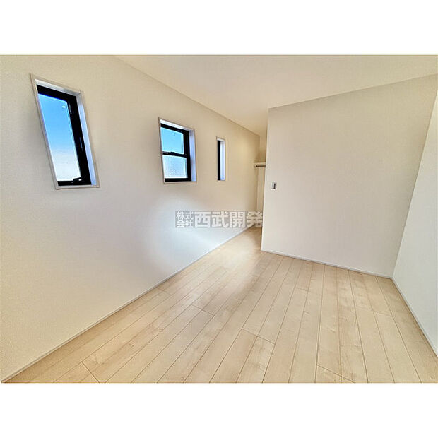 大容量のウォークINクローゼット付、衣類や鞄のほかに、かさばる荷物や季節物もスッキリ片付きます。