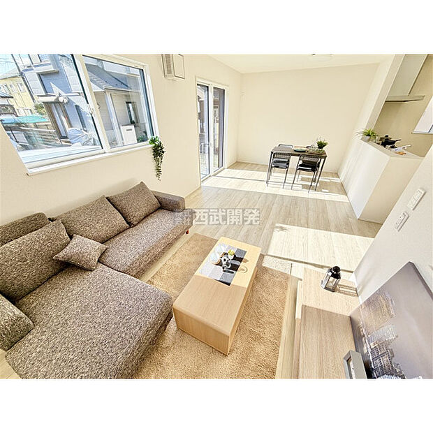 リビングには太陽の光が射し込みます。家族が集まる場所だからこそ、明るい空間作りがかかせません。