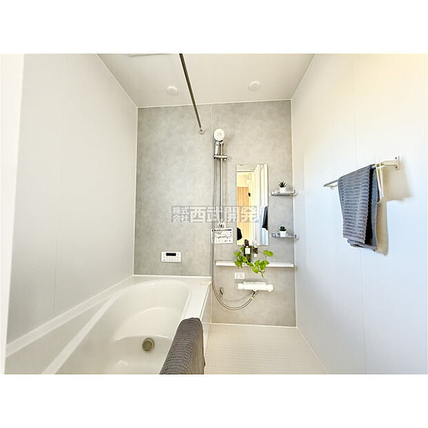 お子様と一緒にバスタイムを楽しめる広々空間。浴室乾燥機付で心地よいバスタイムを実現します。