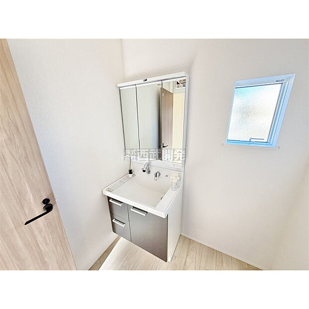 清潔感のある洗面化粧台で、朝の身だしなみをしっかりと。シャワーヘッドが付いているので、お掃除も簡単にできます。