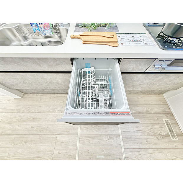 食器洗浄機付です。あらいものは毎日のこと、あれば何かと便利な設備です。