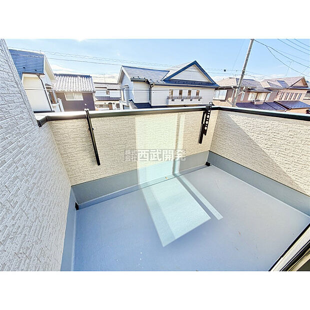 ワイドなバルコニーで洗濯物もお布団も、たくさん干せます。広いバルコニーは使い勝手が良好です。