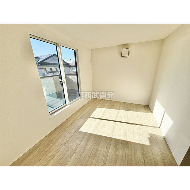 洋室は日当り・通風ともに良好です。明るい部屋はそれだけで気分が晴れやかになりますね。