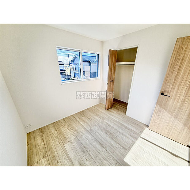 洋服などをすべて収納して室内空間は広々快適