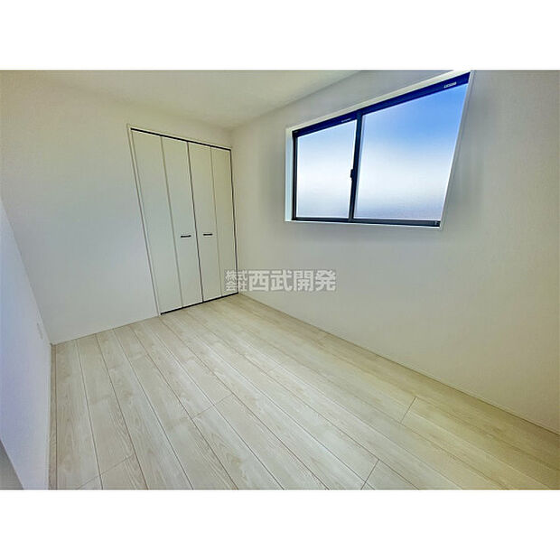 部屋にはクローゼットがございます。収納が多いお家はすっきりして快適空間です。