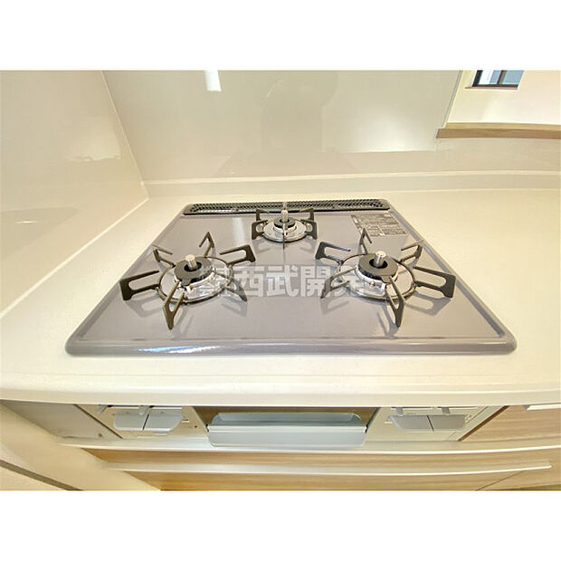 3口コンロでお料理も効率よく行えます。安全装置付きですので、万が一の時も安心です。