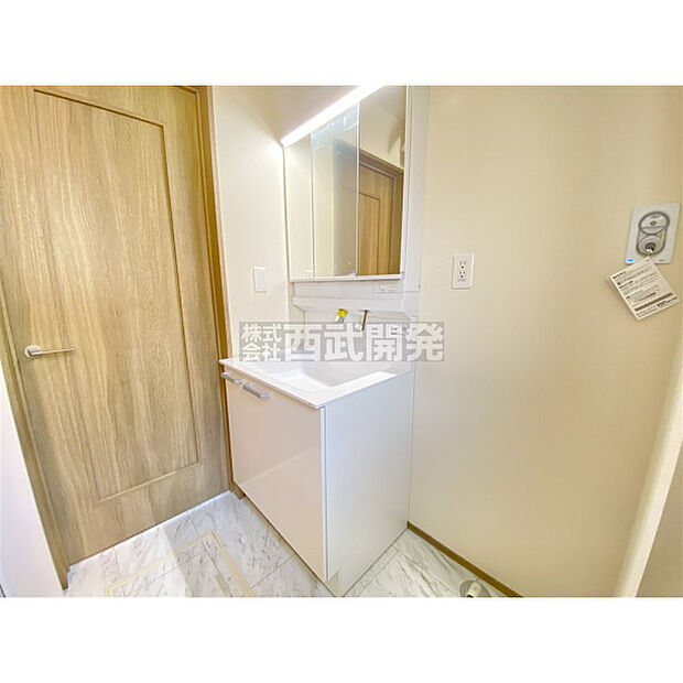 大きな鏡が付いた洗面化粧台です。