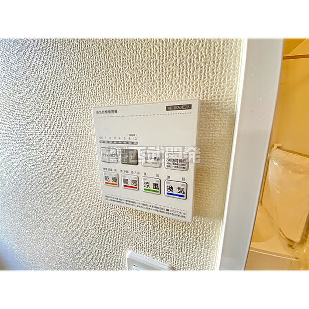 換気乾燥機付きの浴室は、雨の日でも洗濯物ができるのでとても便利です。梅雨の時期でもこれで安心ですね。