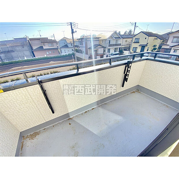 太陽の光が射し込むバルコニーは、洗濯物を干すのが楽しくなりますね。