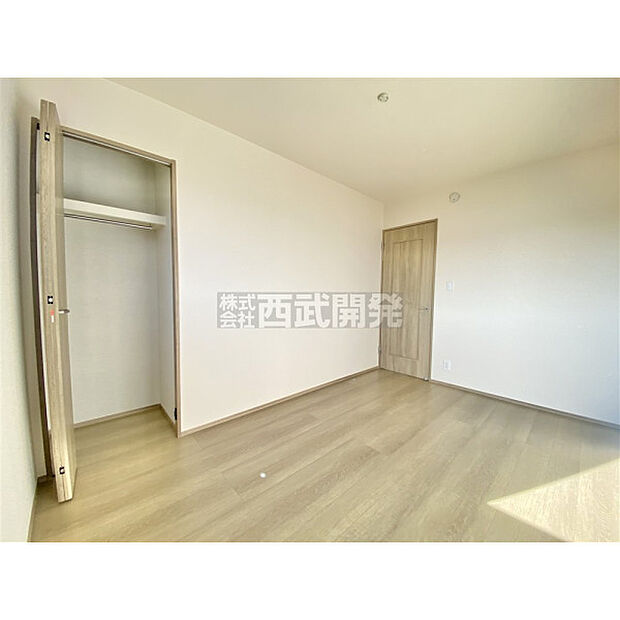 洋服などをすべて収納して室内空間は広々快適