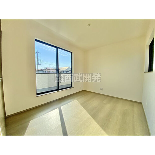 穏やかな日差しと心地よい風が吹き抜ける窓配置