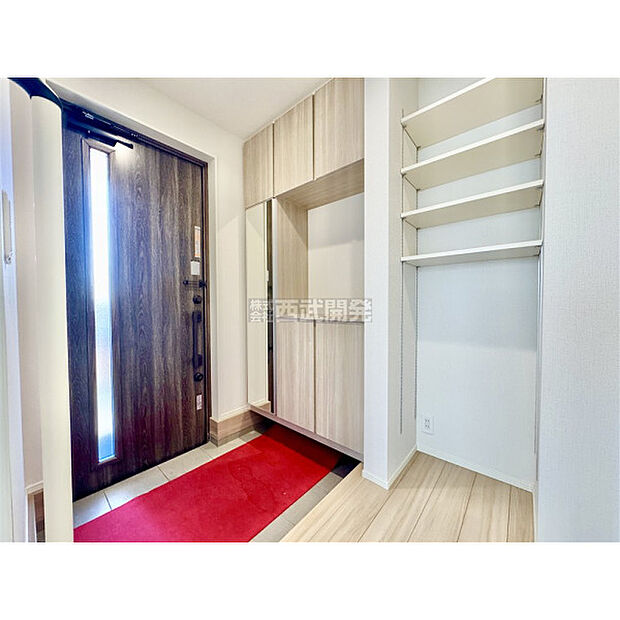 大きなシューズボックス。中の棚板は可動式なのでブーツや長靴なども楽々収納できます。