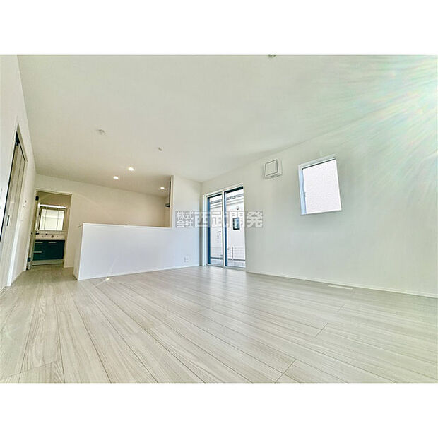 柔らかな光が射し込む家族団らんのＬＤＫ