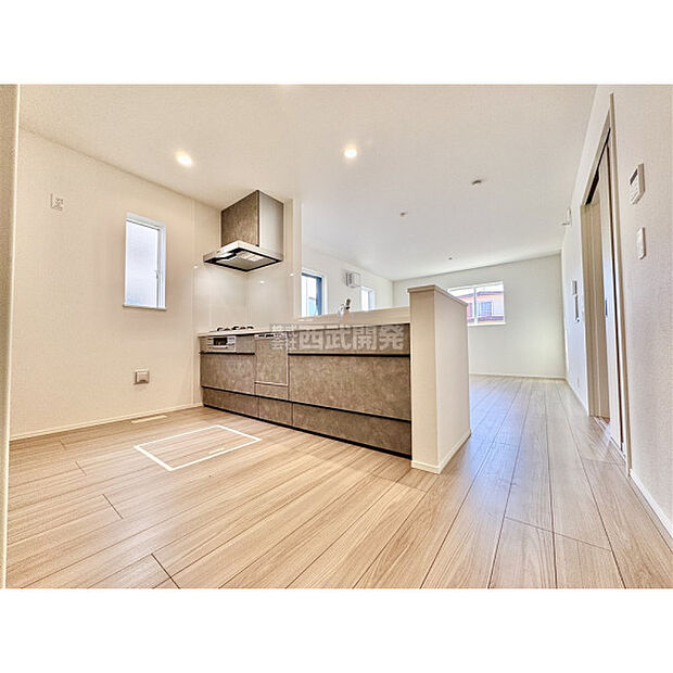 料理中もリビングの家族に目が届く対面カウンターキッチン。食器洗い乾燥機付きなので、食後はゆっくり家族だんらんを楽しめます