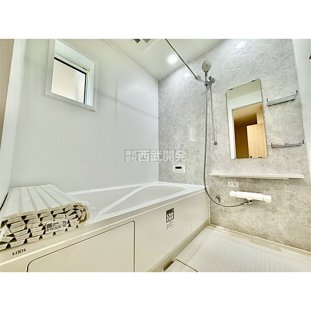 換気乾燥機付きの浴室は、雨の日でも洗濯物ができるのでとても便利です。梅雨の時期でもこれで安心ですね。