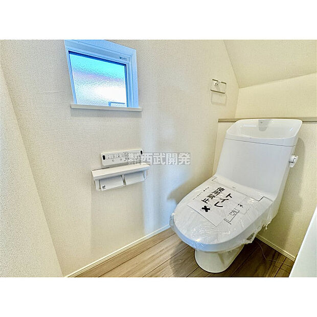 いつも綺麗に清潔に。洗浄機付きトイレです。もちろん窓も付いてるので空気の入れ替えも楽にできます。