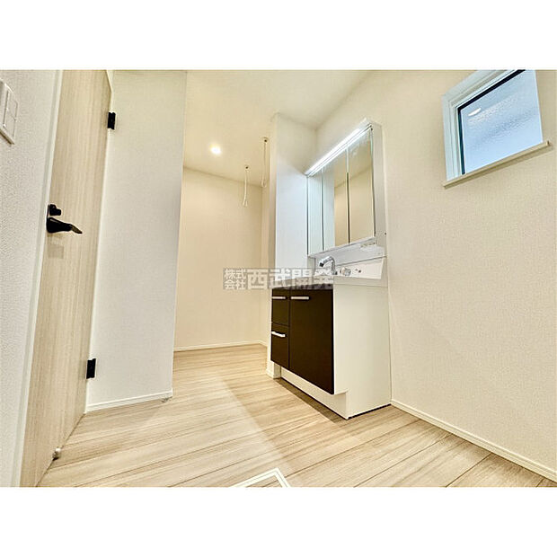 収納力と機能性に優れた三面鏡洗面化粧台です。鏡の裏は収納スペースになっていますので、すっきり清潔に保てます。