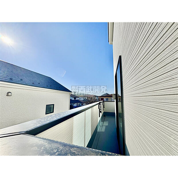 ワイドなバルコニーで洗濯物もお布団も、たくさん干せます。広いバルコニーは使い勝手が良好です。