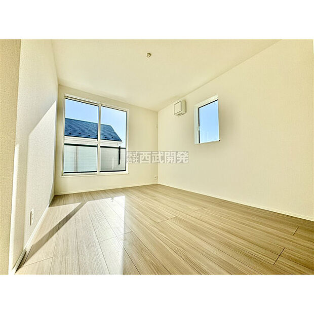 明かり取りの窓が一つあるだけでお部屋の印象がぐっと変わります。細やかな気遣いが感じられるこだわりですね。