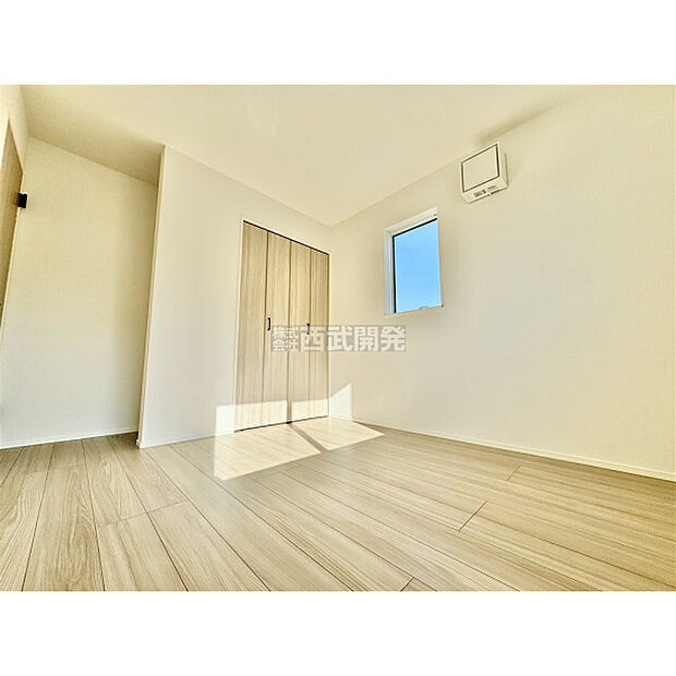 部屋にはクローゼットがございます。収納が多いお家はすっきりして快適空間です。