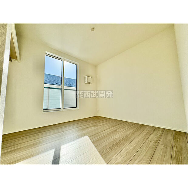 穏やかな日差しと心地よい風が吹き抜ける窓配置