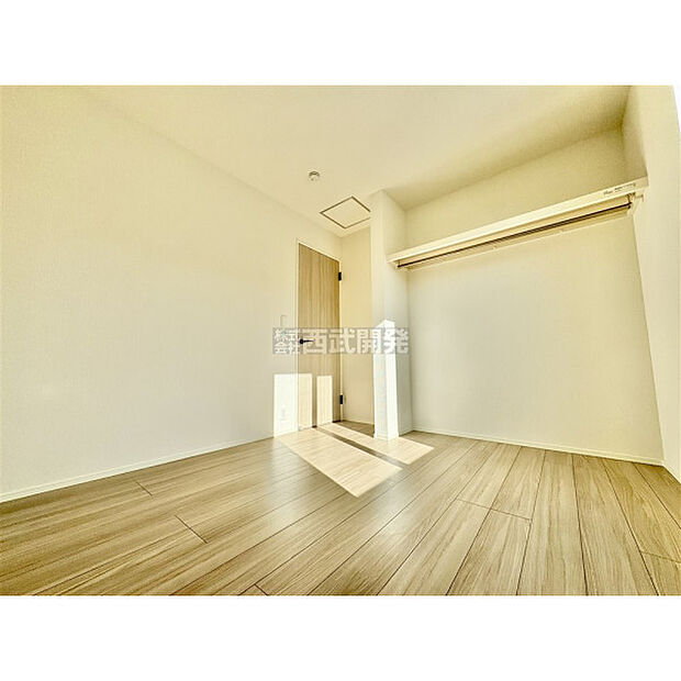 洋服などをすべて収納して室内空間は広々快適