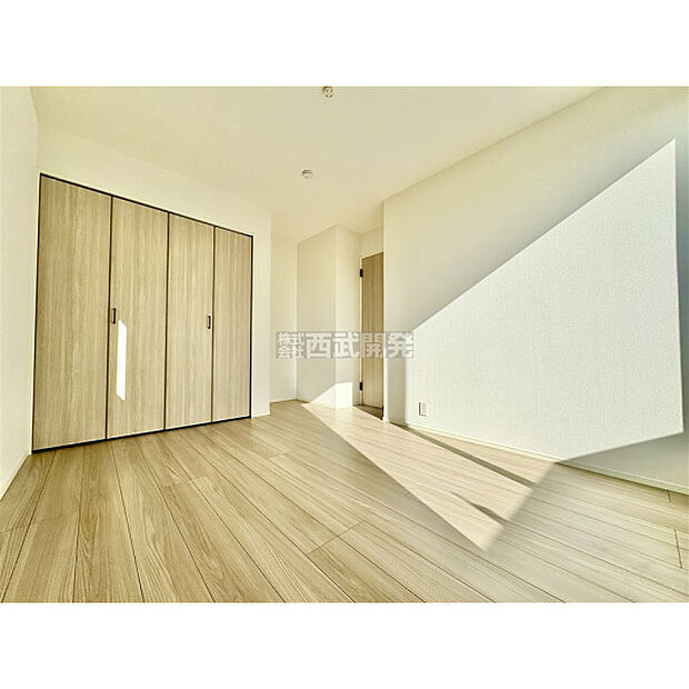 洋服などをすべて収納して室内空間は広々快適