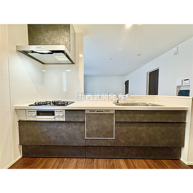 料理中もリビングの家族に目が届く対面カウンターキッチン。食器洗い乾燥機付きなので、食後はゆっくり家族だんらんを楽しめます