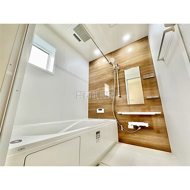 換気乾燥機付きの浴室は、雨の日でも洗濯物ができるのでとても便利です。梅雨の時期でもこれで安心ですね。