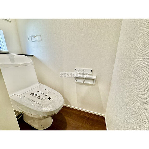 トイレについた小窓は換気に役立ちます。その他暗くなりがちな空間も明るくなりますよ。