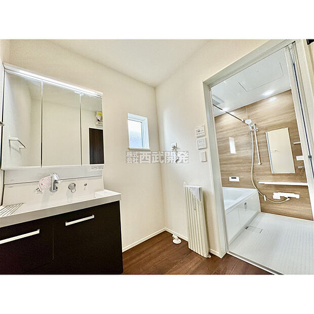 収納力と機能性に優れた三面鏡洗面化粧台です。鏡の裏は収納スペースになっていますので、すっきり清潔に保てます。