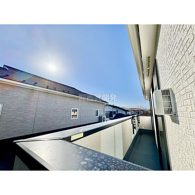 太陽の光が射し込むバルコニーは、洗濯物を干すのが楽しくなりますね。