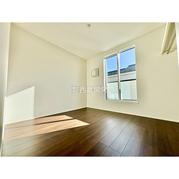 穏やかな日差しと心地よい風が吹き抜ける窓配置