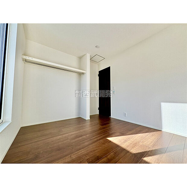 部屋にはクローゼットがございます。収納が多いお家はすっきりして快適空間です。